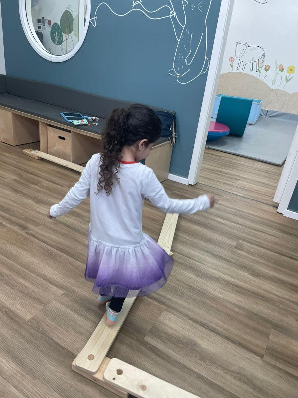 4 ס"מ מעל הקרקע, אבל מרגישים כמו פסגת העולם: קורות האיזון שכל ילד חייב לנסות