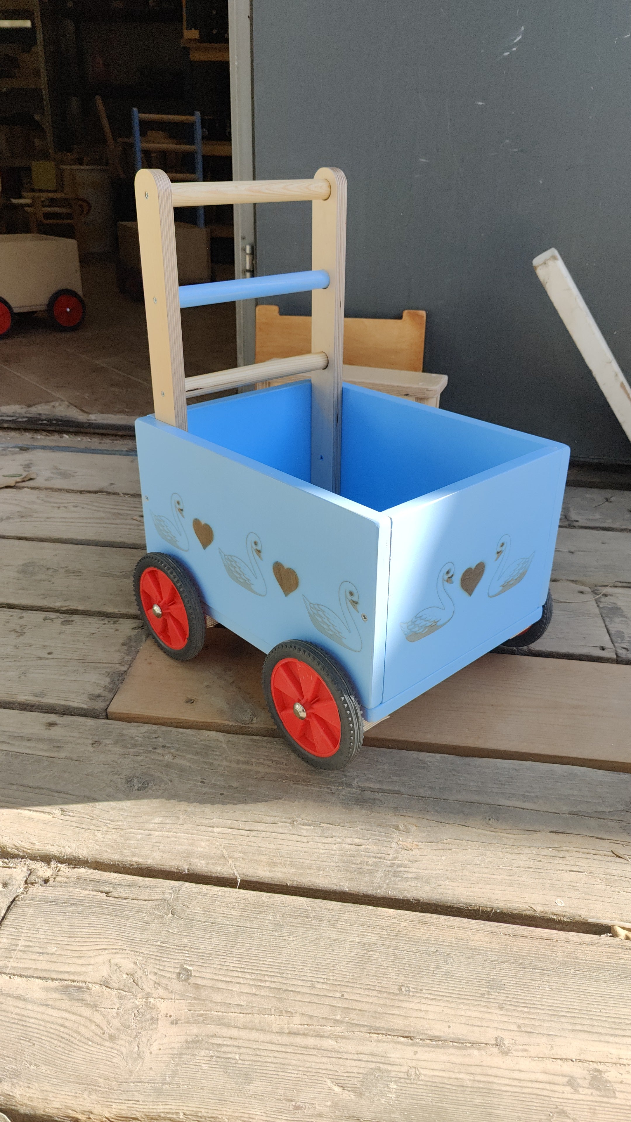 עגלת דחיפה לתרגול הליכה ויציבה