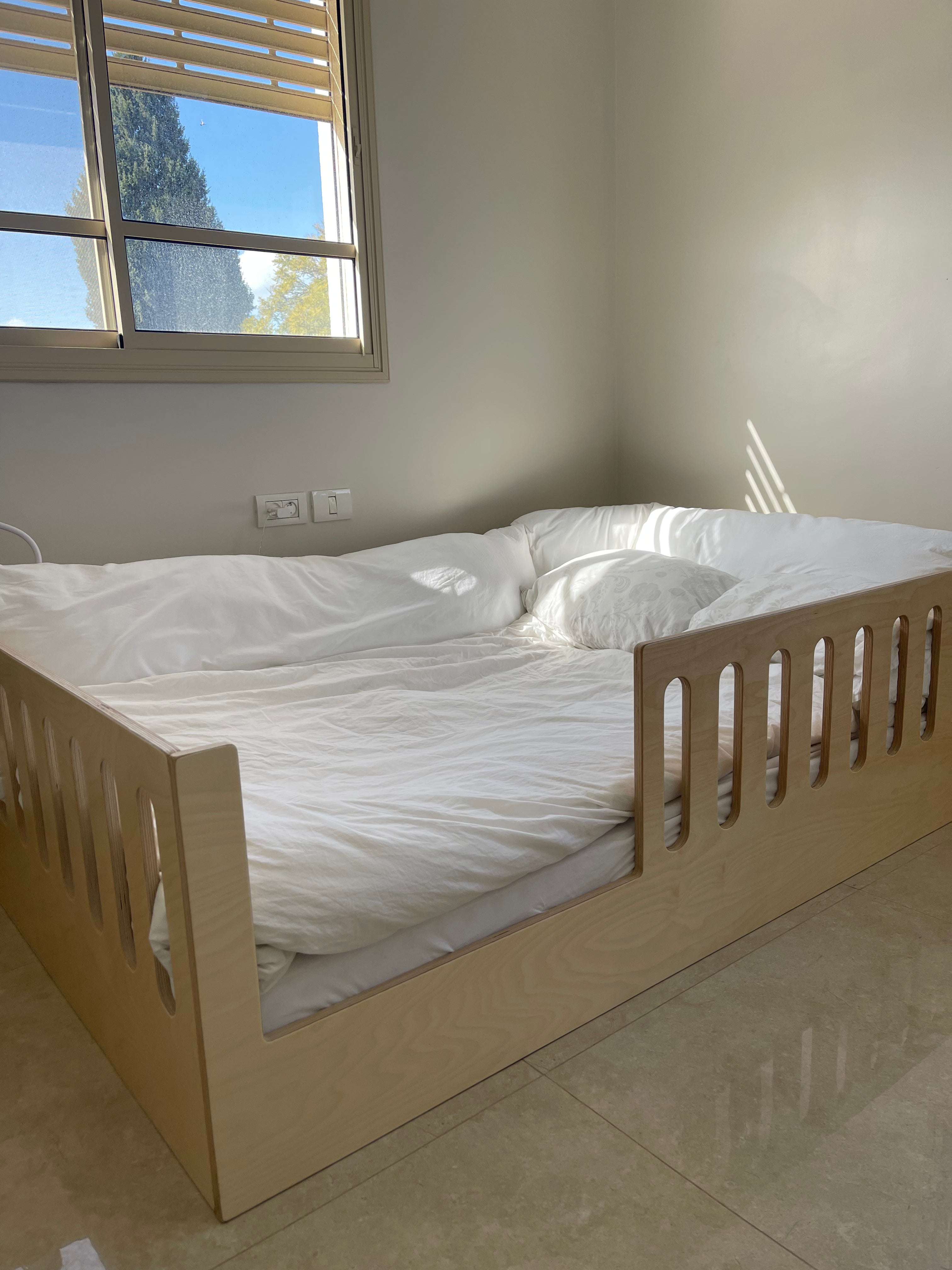 מיטת רצפה מגודרת - דגם הבית