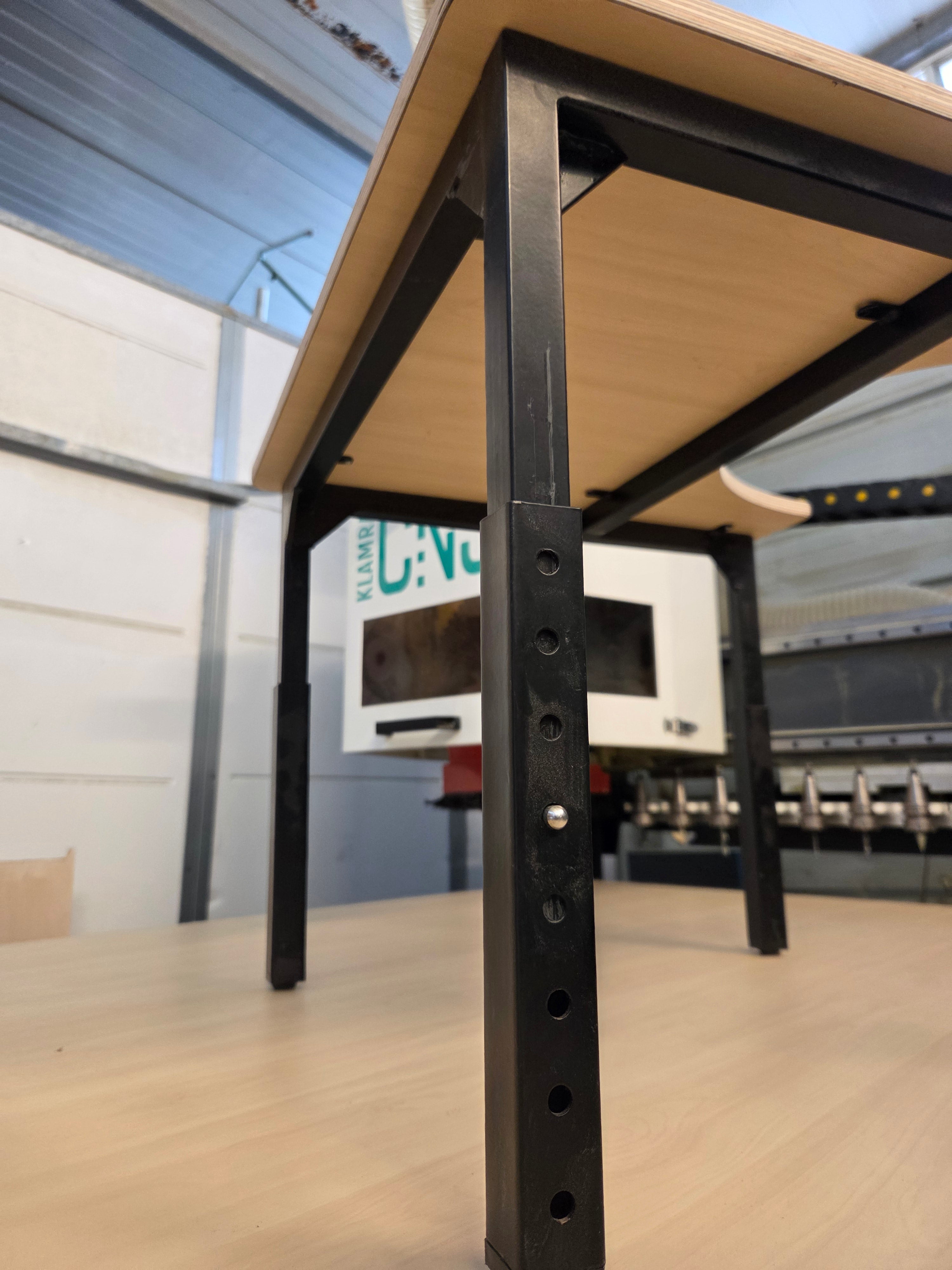 שולחן טלסקופי מתכוונן עם פרסה/פלטה לבחירה