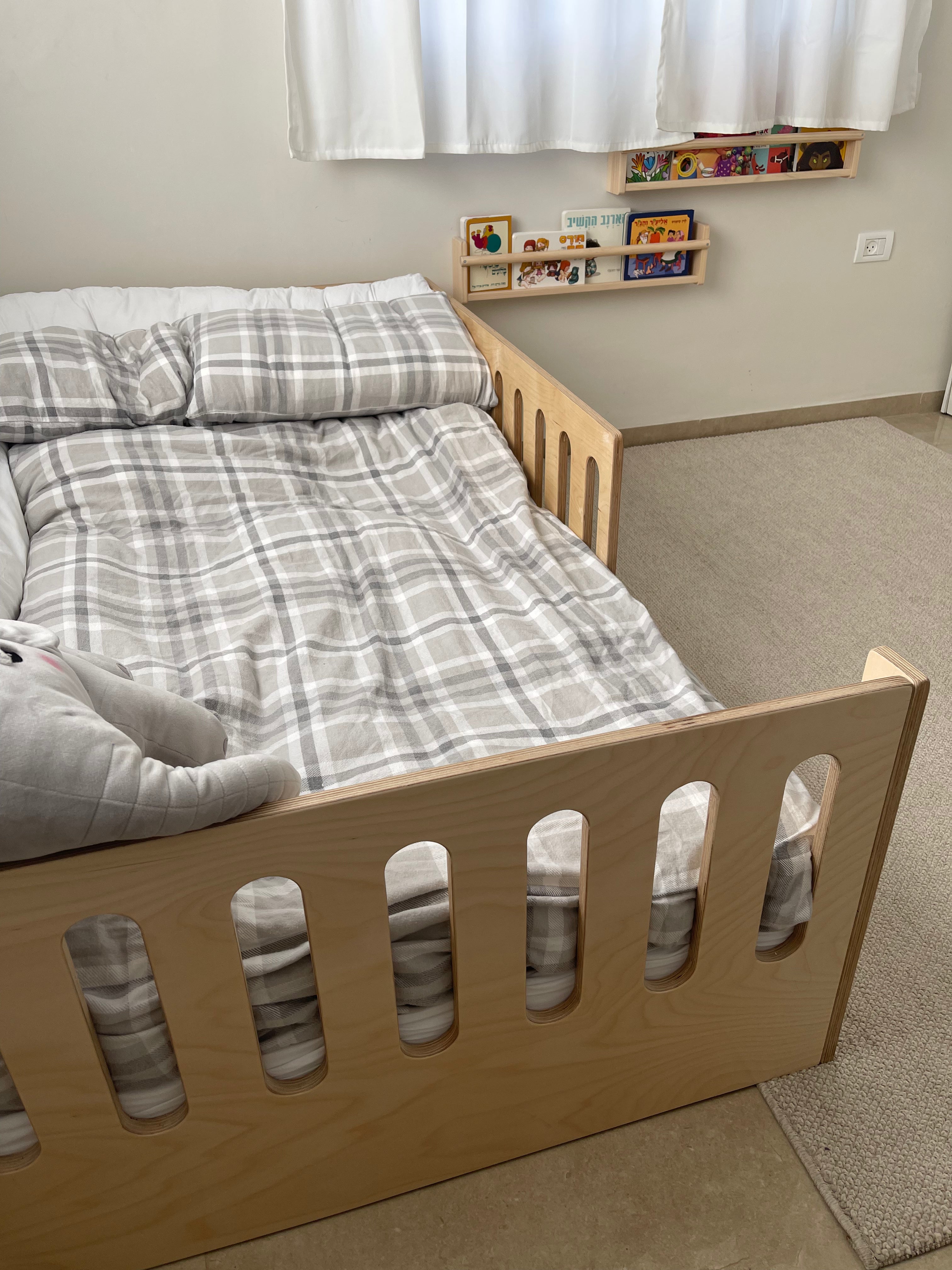 מיטת רצפה מגודרת - דגם הבית