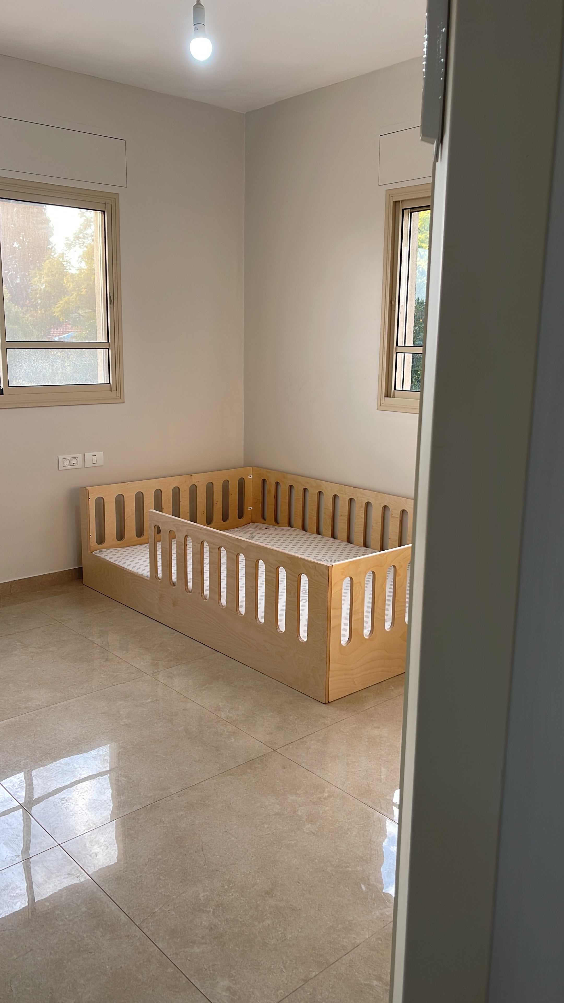 מיטת רצפה מגודרת - דגם הבית