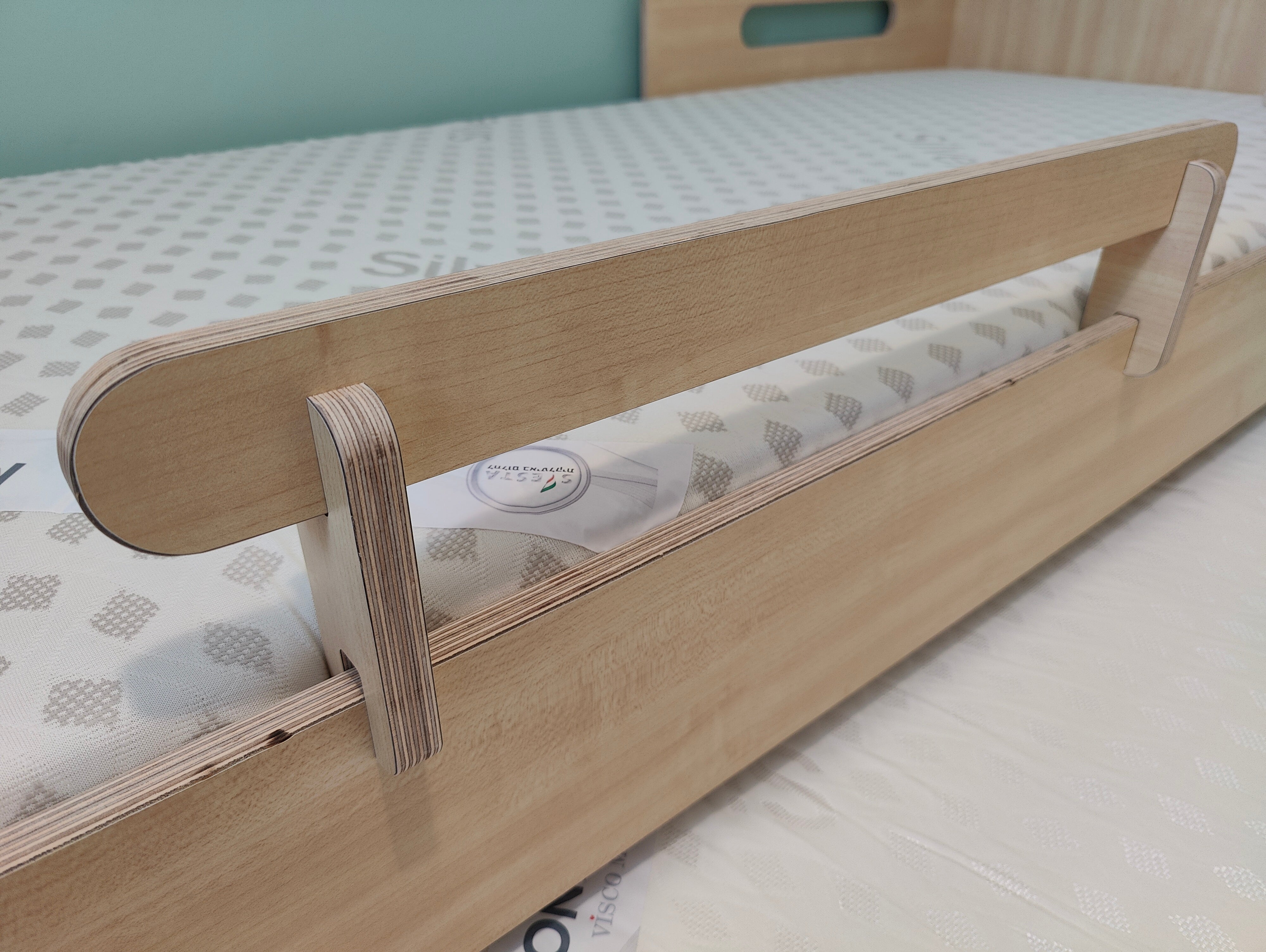 מעקה בטיחות למיטה