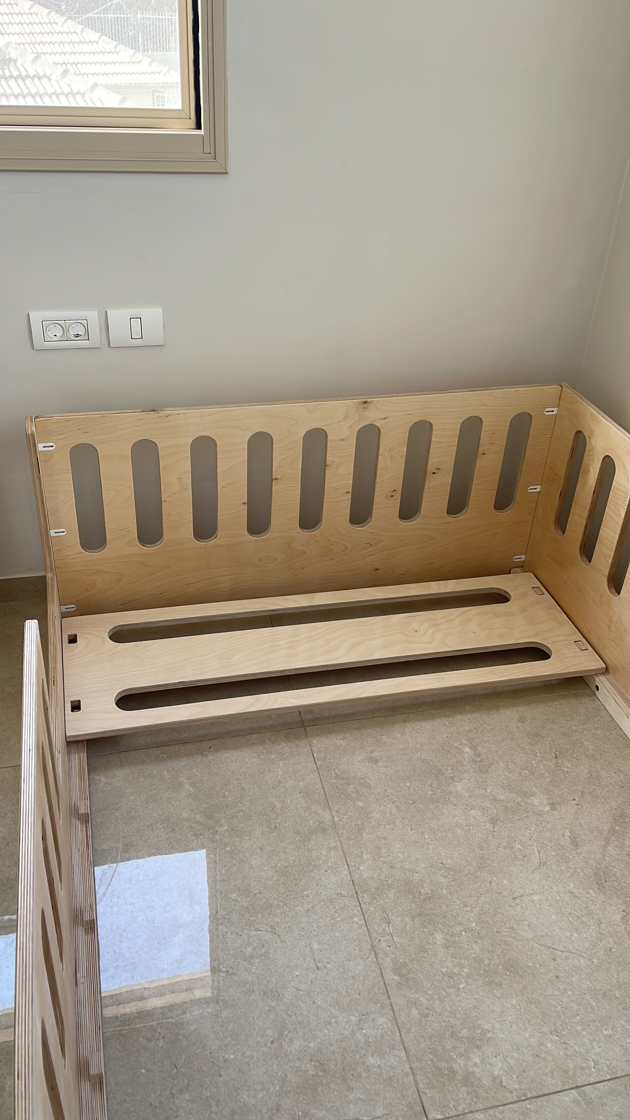 מיטת רצפה מגודרת - דגם הבית