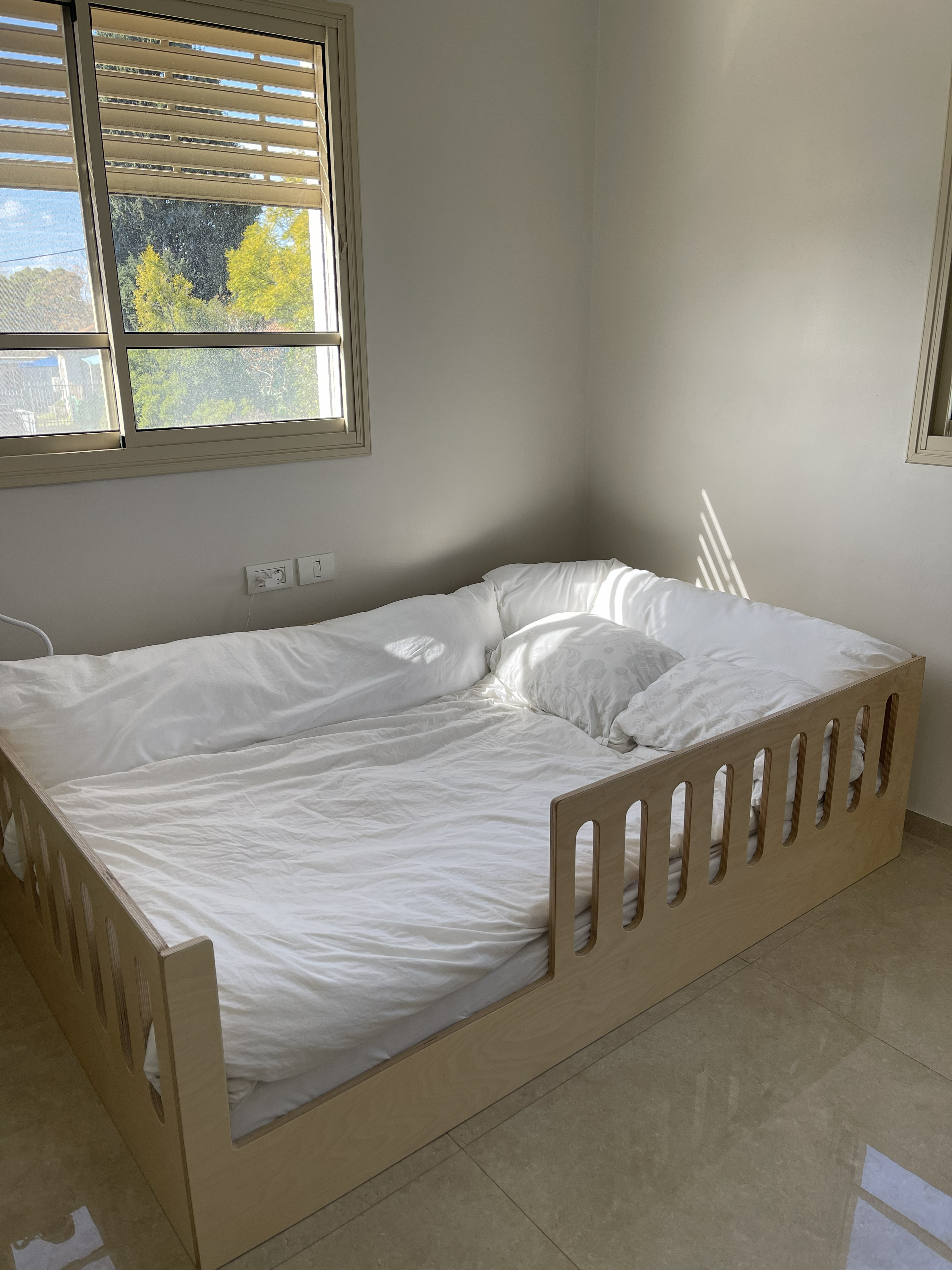 מיטת רצפה מגודרת - דגם הבית